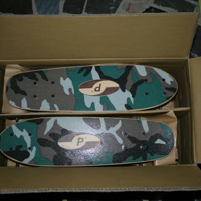 Dieselben Camo-Cruiser, fabrikneu im Versandkarton — so verließen sie damals Berlin
